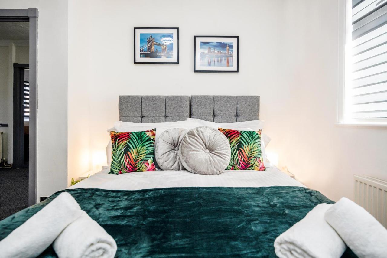 West Drayton  Heathrow 2-Bedroom Maisonette With Parking المظهر الخارجي الصورة