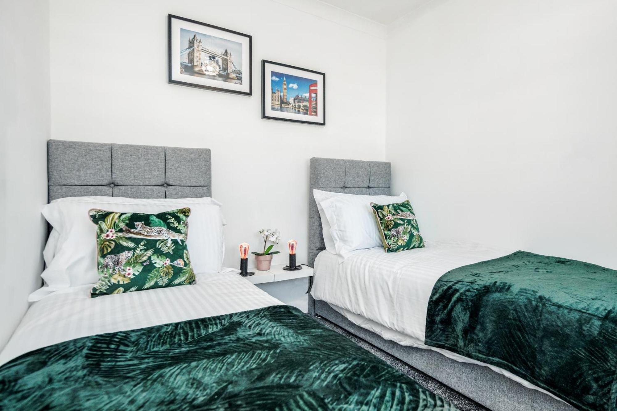 West Drayton  Heathrow 2-Bedroom Maisonette With Parking المظهر الخارجي الصورة