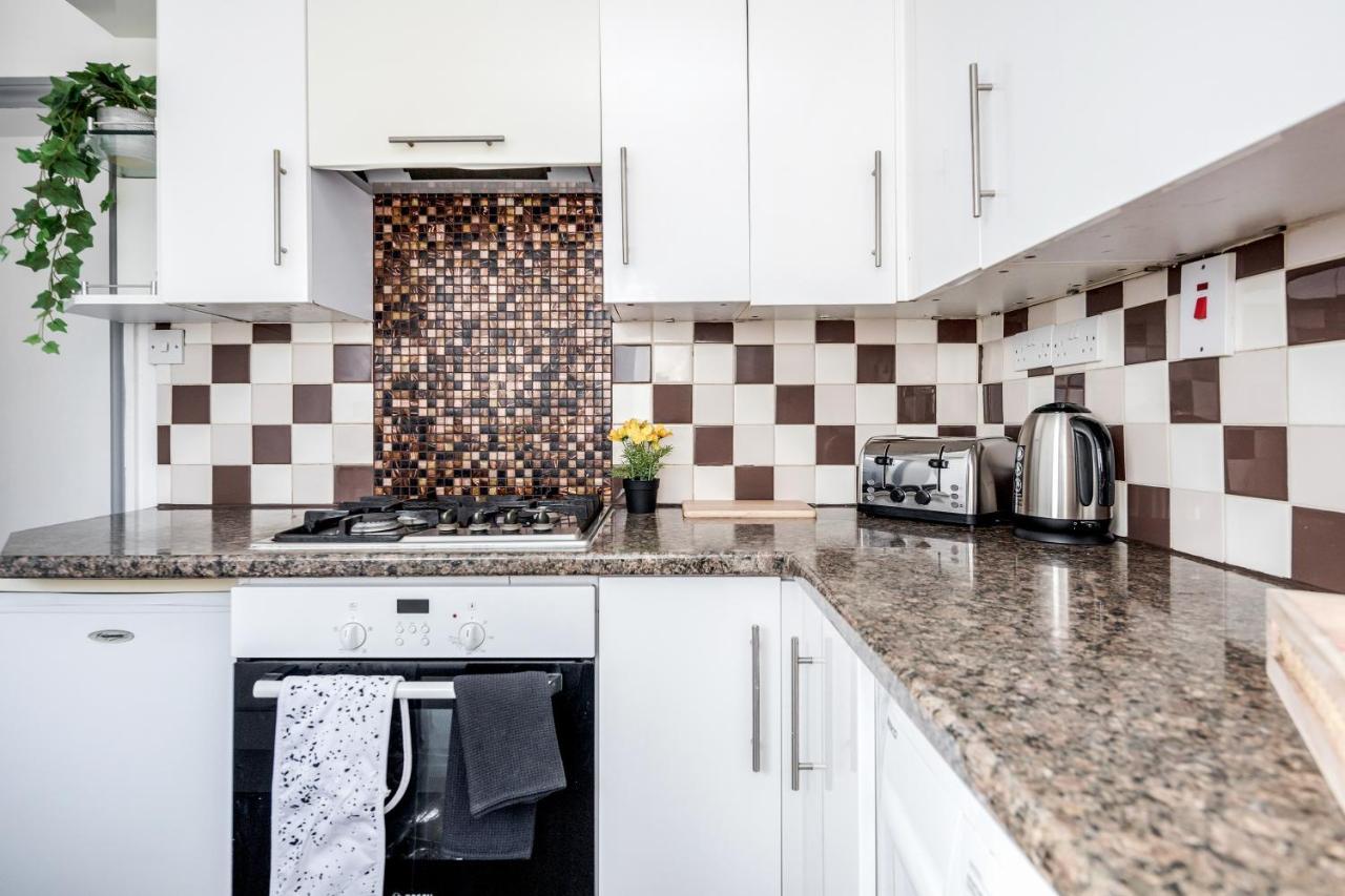 West Drayton  Heathrow 2-Bedroom Maisonette With Parking المظهر الخارجي الصورة