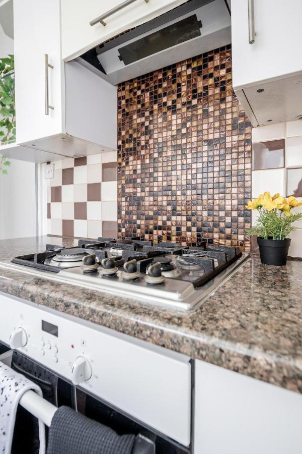 West Drayton  Heathrow 2-Bedroom Maisonette With Parking المظهر الخارجي الصورة